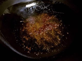 7、腊肠炒香干,炒锅倒入适量植物油，放入剁碎的郫县豆瓣酱，小火炒出红油。