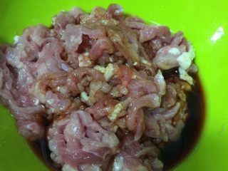 4、豆芽爆炒小肉丝,切好的肉丝中倒入6g酱油腌制20分钟