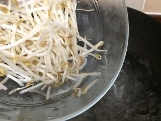 5、豆芽爆炒小肉丝,豆芽清洗干净后放入开水锅中焯水一分钟，切记焯水不要太久