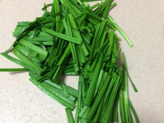 7、豆芽爆炒小肉丝,韭菜切成段