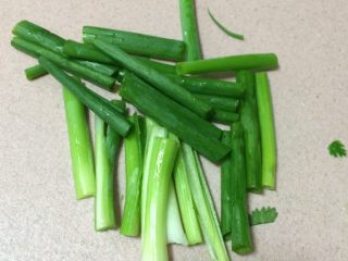 8、豆芽爆炒小肉丝,葱切成葱段