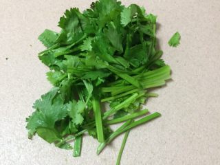 9、豆芽爆炒小肉丝,香菜切成段