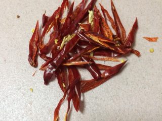 10、豆芽爆炒小肉丝,干辣椒用剪刀剪成丝