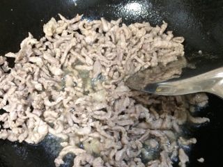 11、豆芽爆炒小肉丝,起锅热油，8分热时放入肉丝煸炒