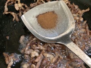 12、豆芽爆炒小肉丝,煸炒出香味微金黄色放入肉桂粉