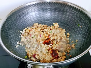 9、肉酱拌面,再加入蚝油，翻炒均匀。