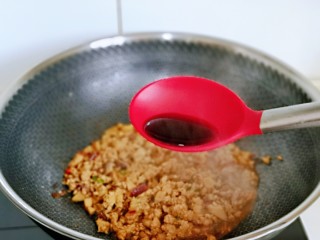 10、肉酱拌面,加入一小勺生抽提鲜。