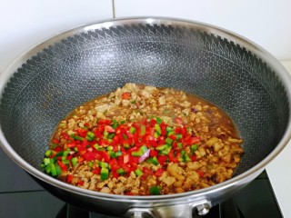 12、肉酱拌面,再加入切好的红绿椒翻炒。