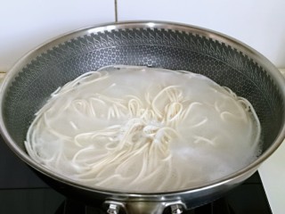 14、肉酱拌面,水烧开后下入挂面，大火煮面。