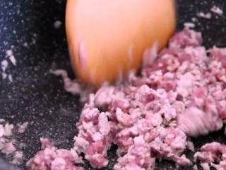 3、肉末粉丝煲最家常的做法,粉丝这样处理后,饱满又劲道,下猪肉末炒至变色