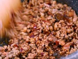 4、肉末粉丝煲最家常的做法,粉丝这样处理后,饱满又劲道,撒入盐、生抽、豆瓣酱，炒匀
