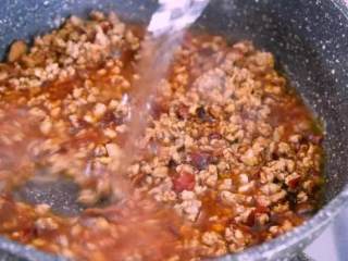 5、肉末粉丝煲最家常的做法,粉丝这样处理后,饱满又劲道,加入清水，小火炒出香味