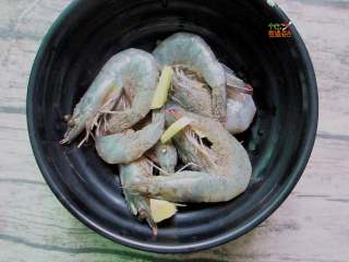 5、香辣虾煲,大虾用剪刀剪开背挑去虾肠,加适量料酒,姜片、盐拌匀腌制十分钟。