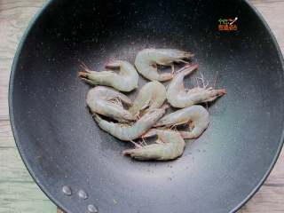 7、香辣虾煲,锅里烧热适量油,把腌好的虾放入