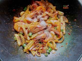 12、香辣虾煲,加白糖,鸡粉、胡椒粉调味炒匀。