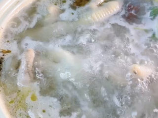 4、无骨鸡爪,煮大约十分钟左右