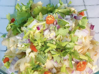 15、无骨鸡爪,加入一点小米辣，家里人不太吃辣，放得比较少。香菜可以多放