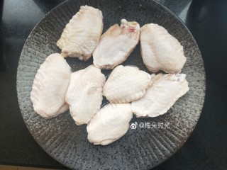 1、可乐鸡翅,准备鸡翅中8个或者更多