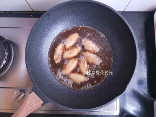 6、可乐鸡翅,加可乐,淹没鸡翅。我加了差不多400ml,再加少许生抽。不需要加水。(多次经验感觉百事可乐做出来比可口可乐好吃)