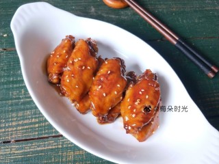 11、可乐鸡翅,成品图。色泽鲜亮,鸡肉嫩滑、咸甜适中,是小朋友们的最爱。