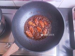 9、可乐鸡翅,最后汤汁越来越粘稠,就可以出锅了。汤汁可以收到还有富余,也可以完全收干,看个人口味喜好。但是收汁的时候要不停的翻,不然会糊锅。