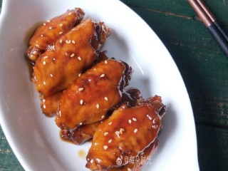 10、可乐鸡翅,盛盘,撒一些熟的白芝麻点缀。