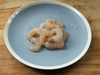 1、了不起的小番茄+家常健脑菜,虾仁挑去虾线。