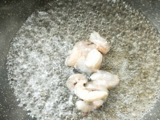 2、了不起的小番茄+家常健脑菜,水烧开，加料酒，放虾仁焯烫熟，捞出沥干。