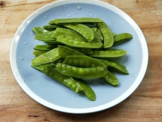 3、了不起的小番茄+家常健脑菜,荷兰豆洗净，撕去两边的硬丝。