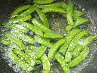 4、了不起的小番茄+家常健脑菜,水烧开，加少许盐，倒入荷兰豆，滴几滴食用油，焯烫一下捞出，浸泡凉水中。