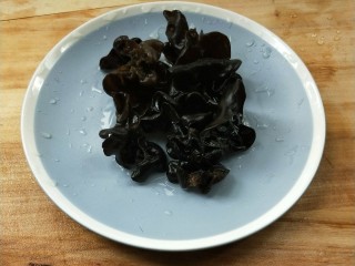 5、了不起的小番茄+家常健脑菜,黑木耳泡软。