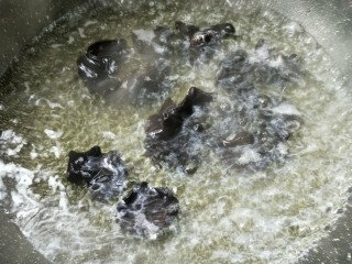 6、了不起的小番茄+家常健脑菜,水烧开，把木耳焯烫一下捞出。