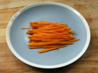 7、了不起的小番茄+家常健脑菜,胡萝卜切细丝。