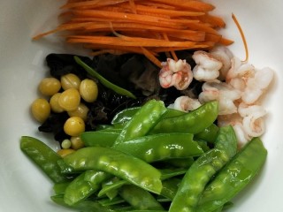 10、了不起的小番茄+家常健脑菜,把虾仁，荷兰豆，木耳，白果，胡萝卜丝放大碗中。