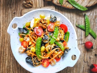 13、了不起的小番茄+家常健脑菜,把鸡蛋切开，把小番茄切开拌入，摆盘。