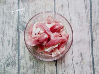 2、炸酥肉,猪肉切成半指长的条状,我选的肉是五花肉,也可以用里脊肉