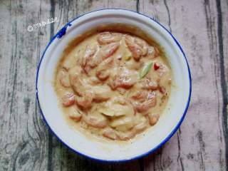 6、炸酥肉,整体状态是略微偏稀一点的,如果太干,加入少量食用油调节。