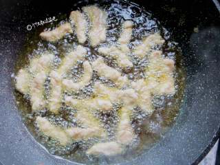 7、炸酥肉,起油锅,待锅底开始冒气泡,转中小火,分批油炸至颜色金黄,捞起
