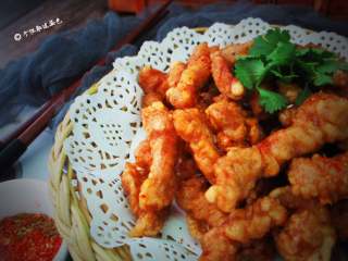 14、炸酥肉,淀粉可以多放,这样炸好的外壳特别酥脆。