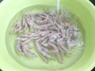 8、凉拌麻辣鸡爪,煮好的鸡爪放冷水中泡一下。