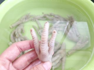 9、凉拌麻辣鸡爪,给鸡爪修剪指甲