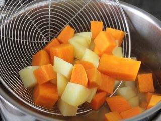2、百变水果  三文魚虾仁芒果沙拉,土豆和红薯切成小丁，煮熟（锅里放点盐，滴几滴油），捞出备用。