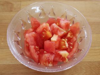 4、百变水果  三文魚虾仁芒果沙拉,西红柿在锅里烫一下，剥掉皮，切成小丁备用。