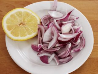 5、百变水果  三文魚虾仁芒果沙拉,洋葱切丝，还要切一片柠檬待用。