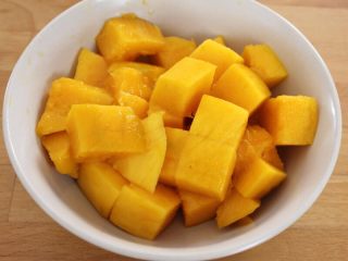 6、百变水果  三文魚虾仁芒果沙拉,芒果切成小丁备用。