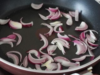 7、百变水果  三文魚虾仁芒果沙拉,锅烧热，倒一点油烧热后，先下洋葱翻炒两下，撒点盐。