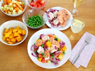 11、百变水果  三文魚虾仁芒果沙拉,接下来将每样东西捡上一些在自己的盘子里，就可以开吃了。搭配上柠檬水，或者是白葡萄酒是很棒的哦。
