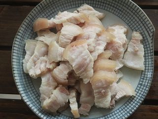 3、豆角焖肉,飞好水的五花肉切成五毫米厚的肉片；