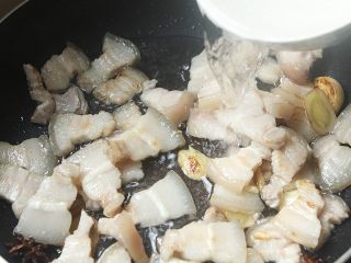 8、豆角焖肉, 倒入一大碗水；