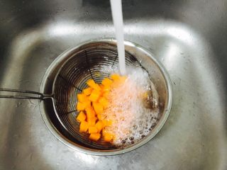 9、爽口开胃小凉菜 花椒油炝芹菜,胡萝卜丁过凉水